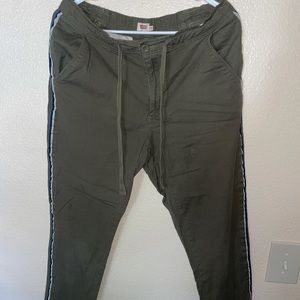 Levi’s Cropped Pants